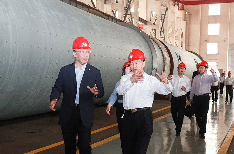 中國建筑材料聯(lián)合會黨委書記、會長閻曉峰一行親臨鵬飛集團調(diào)研